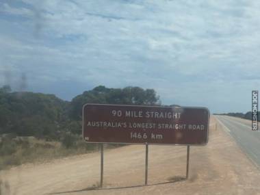 Najdłuższa droga prosta (zero zakrętów!) w Australii - prawie 150 km
