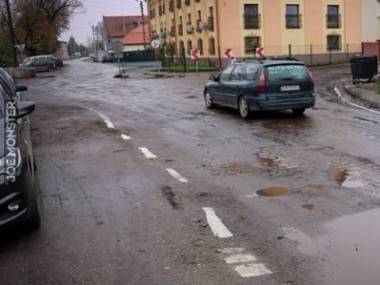 Smolec, pod Wrocławiem - dostali zlecenie na namalowanie pasów na asfalcie. Brak asfaltu im nie przeszkodził