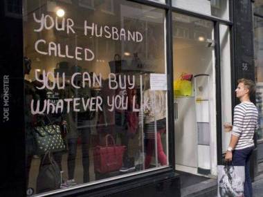 Dzwonił twój mąż, możesz kupić co tylko zechcesz