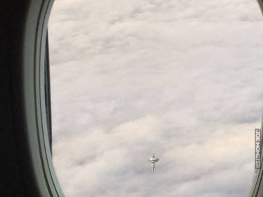 Wieża Space Needle w Seattle widoczna ponad chmurami
