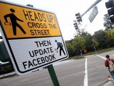 Najpierw przejdź przez ulicę, potem uaktualnij facebooka