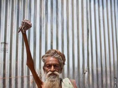 Sadhu Amar Bharati trzyma rękę w górze od 43 lat ku czci boga Shivy