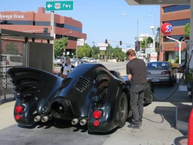 Batman też musi gdzieś tankować