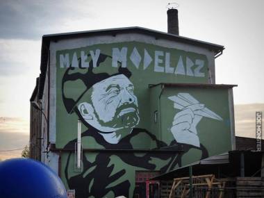 Tymczasem w Gdańsku powstał mural z Macierewiczem w roli modelarza