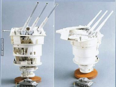 Model wieży artyleryjskiej z działami kalibru 460 mm z pancernika Yamato w porównaniu do czołgu Tygrys w tej samej skali