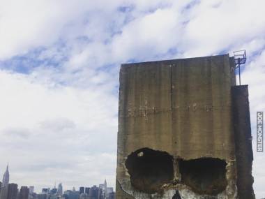 Graffiti ponad ruinami w Nowym Jorku