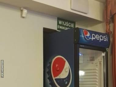 Wyjście przez automat z Pepsi