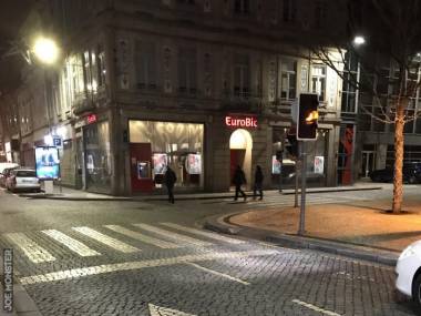 Na portuglaskich ulicach część poziomych znaków jest wykonana z kostki