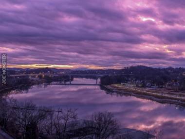 Purpurowy wschód słońca nad rzeką Tennessee
