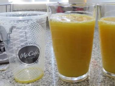 Różnica między średnim a małym sokiem pomarańczowym w McDonalds