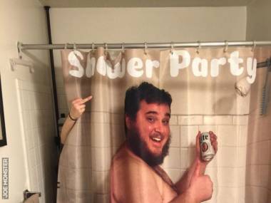 Zamówiłem dla żony zasłonę pod prysznic z wizerunkiem mnie pijącego piwo pod prysznicem. Nie była zadowolona