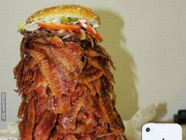 Burger z boczkiem iPhone dla skali, weganie niech płaczą