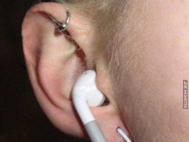 Znalazła praktyczne zastosowanie dla dziurki w uchu