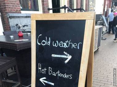 Albo zimna pogoda albo gorące barmanki...