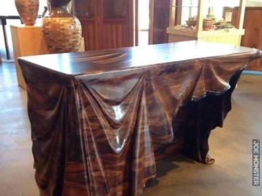 Niesamowity stół wyrzeźbiony z drewna