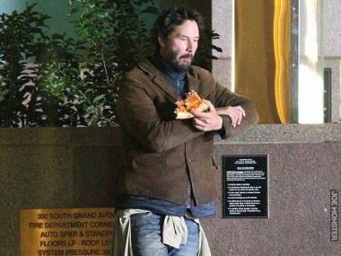 Po prostu Keanu Reeves jedzący pizzę