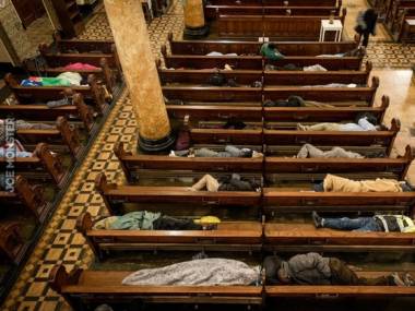 Bezdomni śpiący na ławkach w kościele w San Francisco