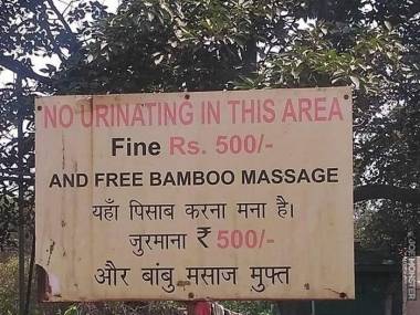 Nie sikać! Kara: 500 rupii i darmowy masaż kijem bambusowym