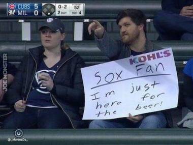 Jest fanem baseballowej drużyny Chicago Sox. Na mecz hokeja wpadł napić się piwa