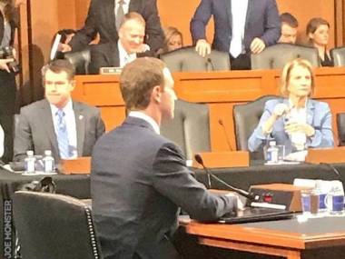 Zuckerberg na przesłuchaniu w Senacie USA siedział na gumowej nakładce na krzesło