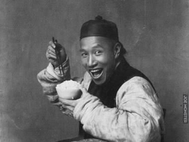 Mężczyzna jedzący ryż, Chiny 1901 rok