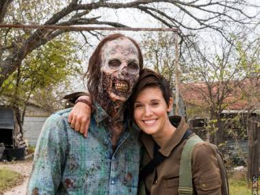 Uśmiech do zdjęcia z bohaterem The Walking Dead