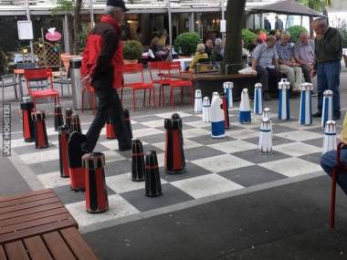 Partia szachów na świeżym powietrzu
