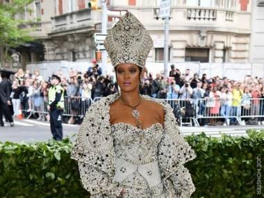 Habemus papam - Rihanna na czerwonym dywanie w stroju papieża