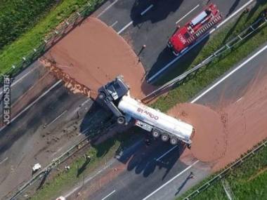 Ciężarówka przewożąca czekoladę przewróciła się na polskiej autostradzie A2