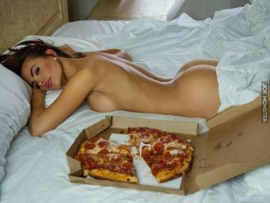 Trzy najwspanialsze rzeczy na świecie na jednym zdjęciu: pizza, kobieta i łóżko. W dowolnej kolejności