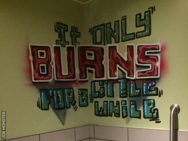 Graffiti w toalecie w meksykańskiej restauracji