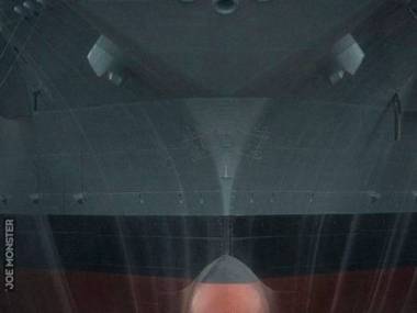 Lotniskowiec USS Gerald R Ford w suchym doku i człowiek dla porównania
