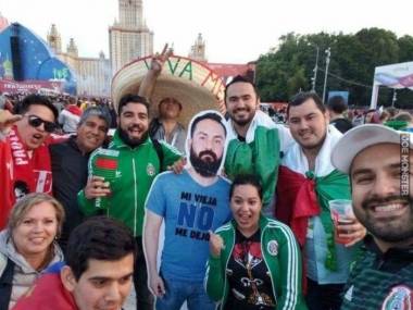 Grupa Meksykanów w Rosji z makietą kumpla, którego żona nie puściła na Mundial
