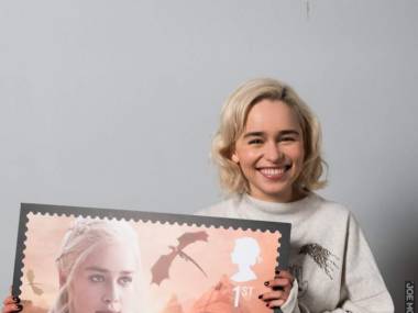 Emilia Clark trzyma replikę nowego oficjalnego znaczka pocztowego z Wielkiej Brytanii