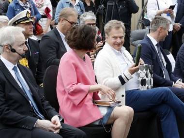 Prezydent Finlandii prezentuje pierwszej damie swojego ogórka