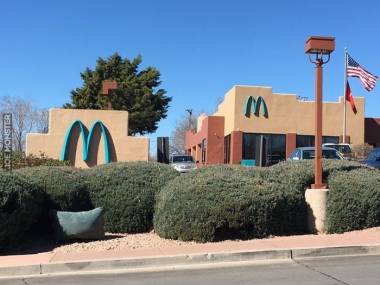 W Arizonie zmusili McDonalds żeby zmienili kolor znaku na turkusowy, aby bardziej pasował do otoczenia