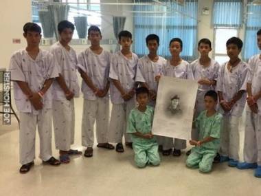 Tajscy chłopcy oddają honory Navy SEAL Saman Kunan, który zginął podczas akcji ratunkowej