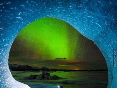 Wewnątrz jaskini na Islandii