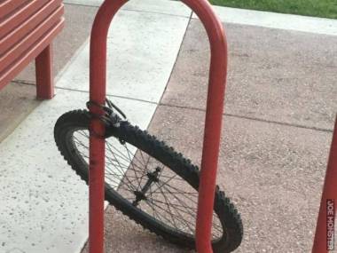 Najgłupszy sposób przypięcia roweru