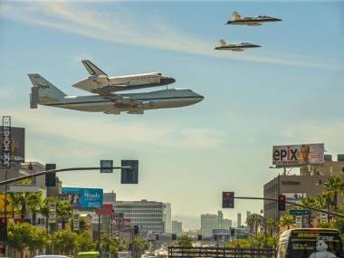 Zmodyfikowany Beoing 747 przewozi prom kosmiczny Endeavour nad Los Angeles