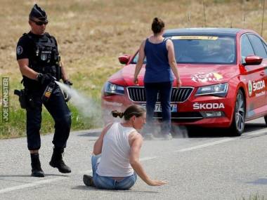 Policjant schładza przegrzana kobietę pozwalając jej przetrwać upał i uniknąć hipertermii
