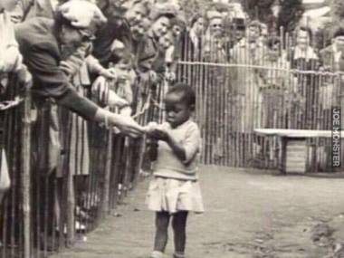 Młoda afrykańska dziewczynka na wystawie w ludzkim zoo, Belgia, 1950