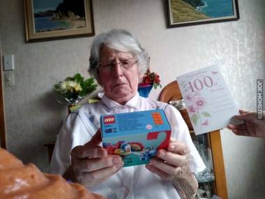 Babcia skończyła 100 lat i nie może już układać LEGO