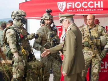 Generał włoskiej armii Claudio Graziano próbuje uścisnąć dłoń kukle