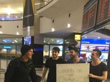 Przywitany przez kumpli na lotnisku