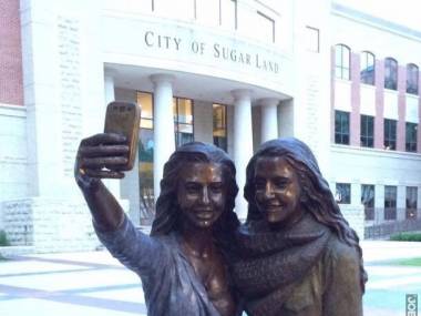 Strzeliły tak dobre selfie, że dostały swój pomnik