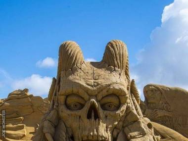 W piasku rzeźbione