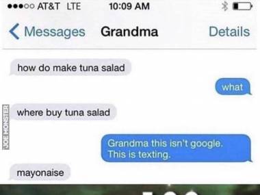 Babcia jeszcze nie do końca radzi sobie z technologią