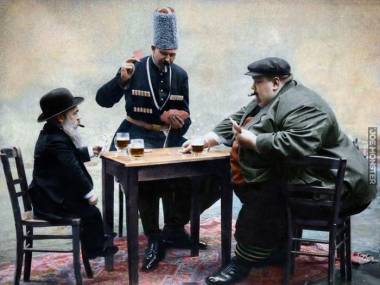 Najniższy, najwyższy i najgrubszy mężczyzna w Europie grają w karty, 1913 (koloryzowane)