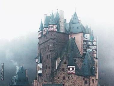 Średniowieczny zamek Eltz należy do jednej rodziny od 33 pokoleń (ponad 850 lat), zlokalizowany w Wierschem, Niemcy